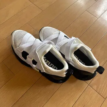 [ 미사용 새상품 ] 미즈노 스니커즈 샌들 23.5cm 화이트 블랙