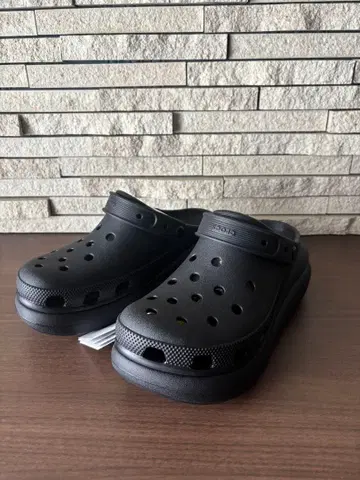 크록스 크러쉬 클로그 블랙 통굽 샌들