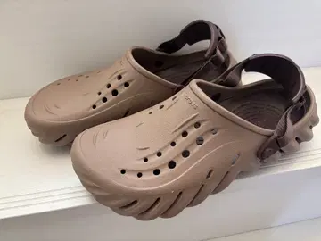 [ 새상품급 ] Crocs Echo Clog 샌들 브라운