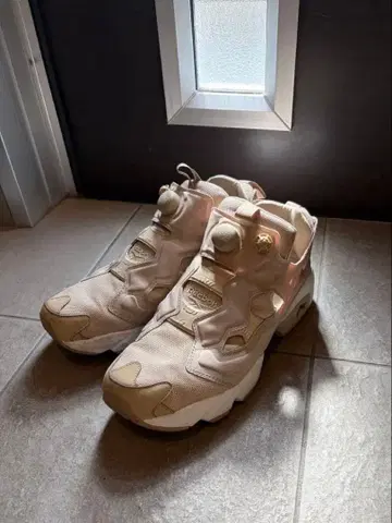 Reebok InstaPump Fury 베이지 스니커즈