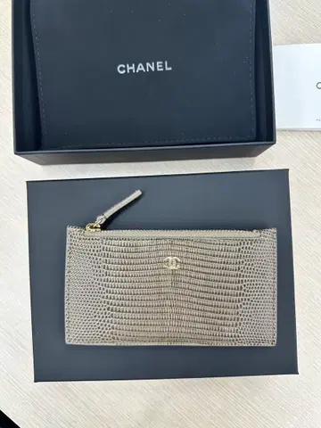 새상품 샤넬 지퍼 카드 홀더 리저드 엠보스드 카프스킨 & 골드 메탈 카키