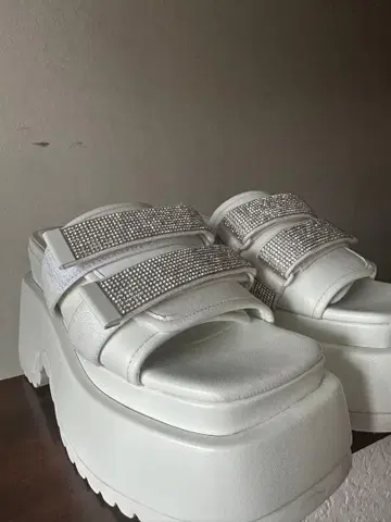 통굽 샌들 화이트 비쥬 장식 GYDA