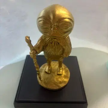 게게게의 키타로 골드 요괴 피규어 지팡이 든 모습