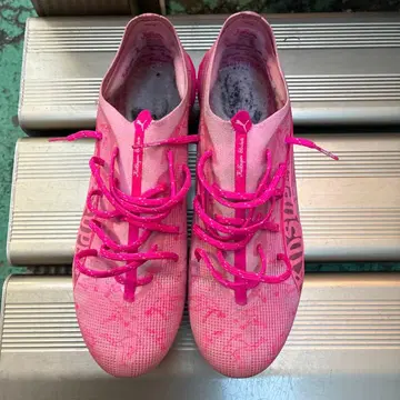 PUMA x KidSuper 축구화 핑크