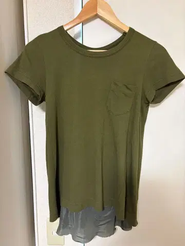 sacai 백 플리츠 절개 반팔 T셔츠 카키