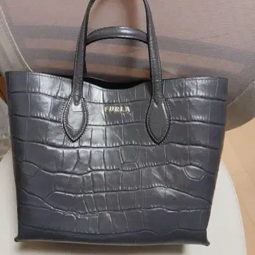 FURLA 악어 엠보싱 토트백 그레이