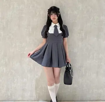 evelyn 넥타이 부착 턱 플리츠 원피스 그레이
