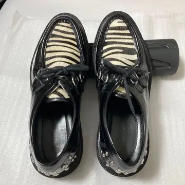 초레어 사이즈 45 (29cm) ZARA 제브라 패턴 스터드 로퍼