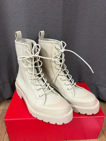 [ ZARA ] 레이스업 부츠 베이지 22~22.5cm