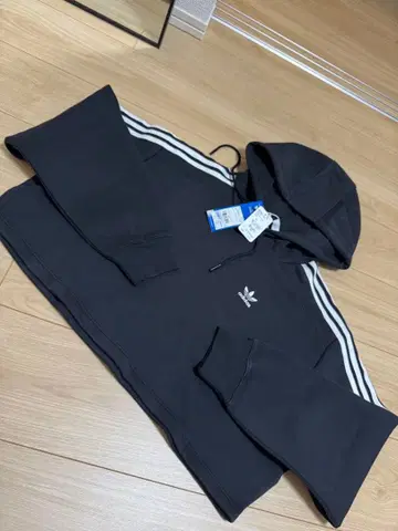 새상품/adidas/후드티/크롭 기장