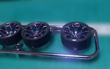Y 스포크 메탈릭 퍼플 휠 로우 프릭션 페라 타이어 블랙 24mm