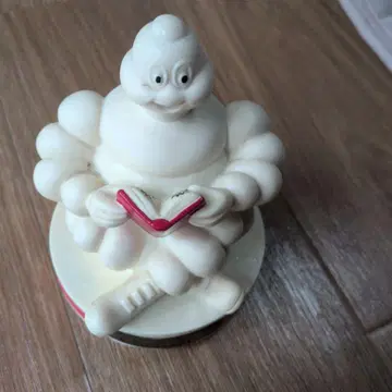 Michelin 비벤담 피규어 책 읽는 모습