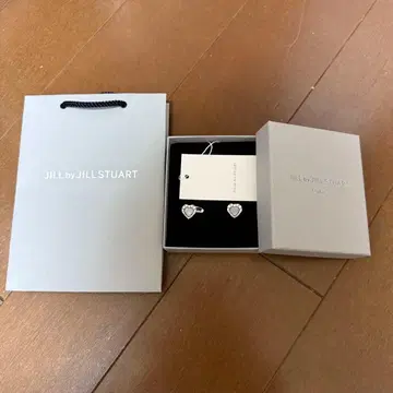JILL by JILL STUART 큐빅 하트 귀걸이