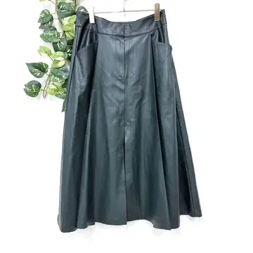 새상품급 ZARA 자라 인조 가죽 스커트 그린 롱 플레어 인기