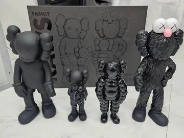 최종 가격 초레어 KAWS FAMILY BLACK 피규어 세트
