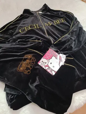 CECIL McBEE 헬로키티 벨로아 저지 셋업