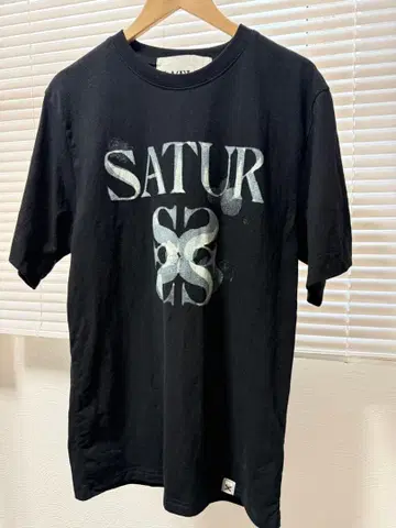 SATUR 세터 로고 프린트 T셔츠 블랙