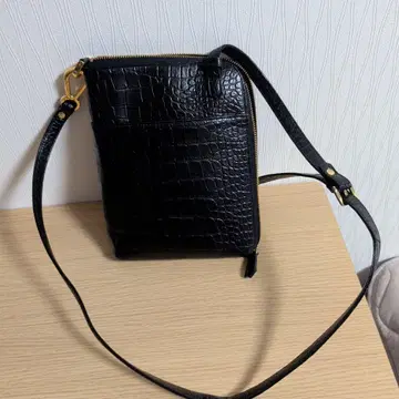 악어 엠보싱 숄더백 블랙