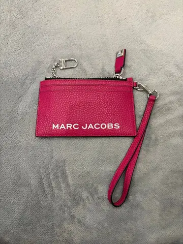 [새상품급] MARC JACOBS 프래그먼트 케이스 핑크 스트랩 포함