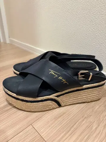 [주말 한정 300엔 할인] Tommy Hilfiger 샌들