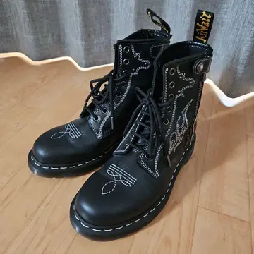 Dr. Martens 고딕 아메리카나 사이즈 UK 6