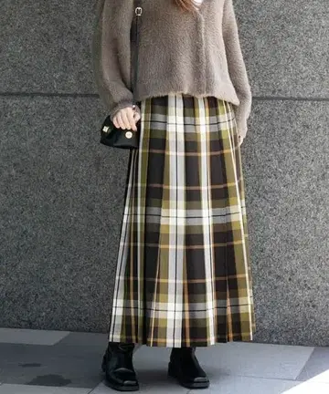 [ 가격 인하 ] 어반 리서치 서니 레이블 체크 플리츠 스커트 카키