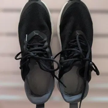 PUMA 블랙 스니커즈