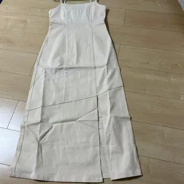 아이보리 슬리브리스 롱 원피스 슬릿 포함