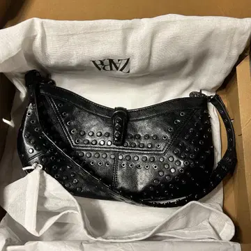 ZARA 스터드 숄더백 블랙