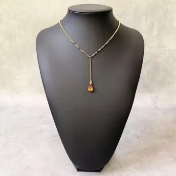 AGATHA Y자 티어드롭 크리스탈 골드 목걸이
