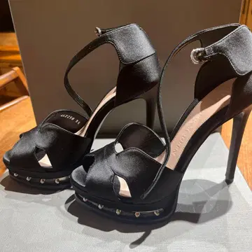 Alexander McQueen 새틴 펌프스 스터드 35입니다.