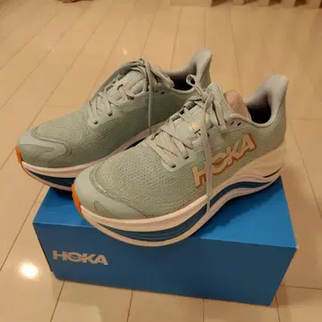 HOKA SKYWARD X 러닝화