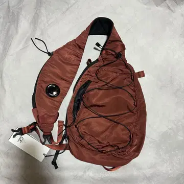 [ 미사용 새상품 ] CP company 숄더백 크림슨