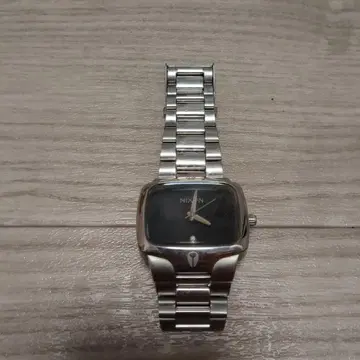 NIXON 쿼츠 손목시계 실버 컬러