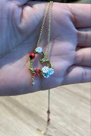 르네 레이드 하트형 작은 꽃과 무당벌레 모티브 펜던트 멀티 컬러
