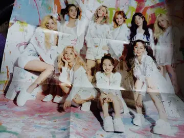 TWICE 집합 포스터 페인트 의상