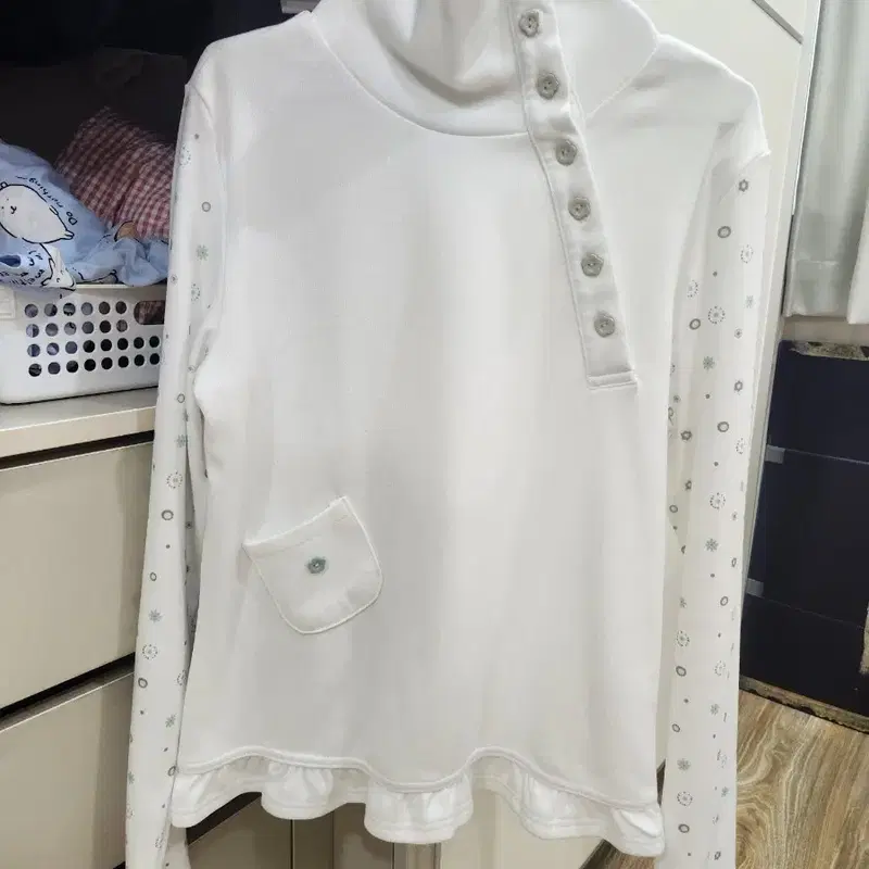 허그유어스킨 플라워 버튼 폴라 탑 화이트 색상