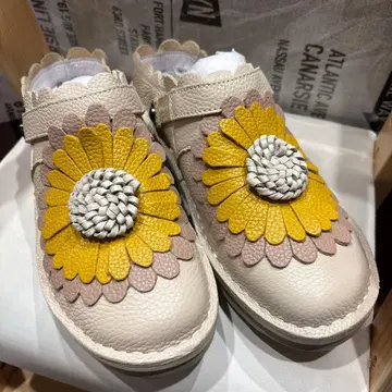에스타시온 플라워 모티브 가죽 사보 클로그 샌들
