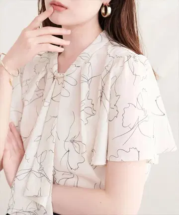 natural couture 골드바 부착 보타이 블라우스