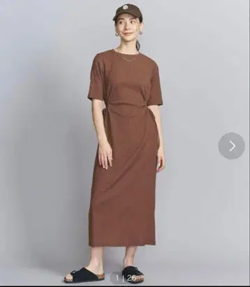 뷰티앤유스 사이드홀 숏슬리브 원피스 브라운