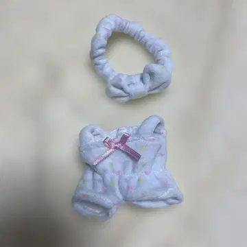 옷 갈아입는 리락쿠마 룸웨어와 헤어밴드