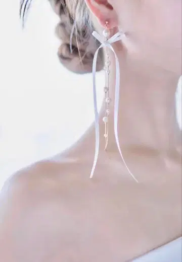 리본과 진주 느낌 비즈의 롱 귀걸이