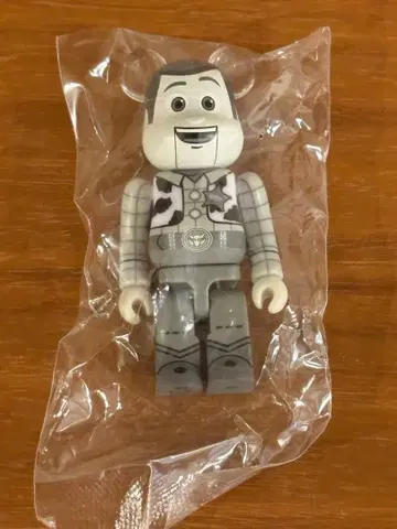 베어브릭 100% TOYSTORY 우디 시크릿
