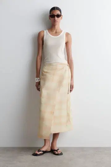 COS / CHECKED MIDI WRAP SKIRT