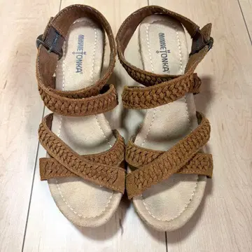 MINNETONKA 뜨개질 스트랩 샌들 브라운