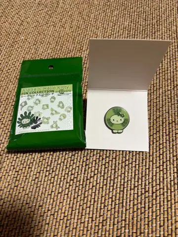 Algae x Hello Kitty 핀 배지