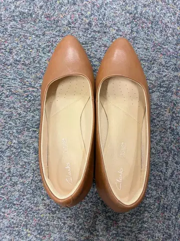 Clarks 쿠션 플러스 펌프스 브라운