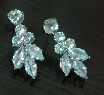 Swarovski Crystals 엘레강트 리프 모티브 귀걸이