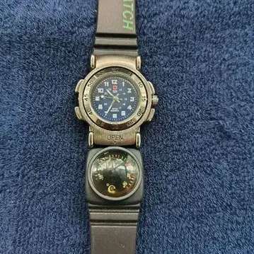 Swiss Army 방위 나침반 온도계 포함 작동품 새 배터리