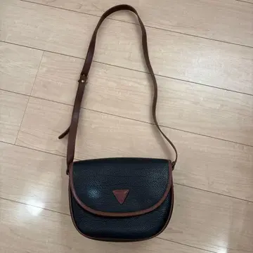 GUESS 숄더백 블랙 브라운